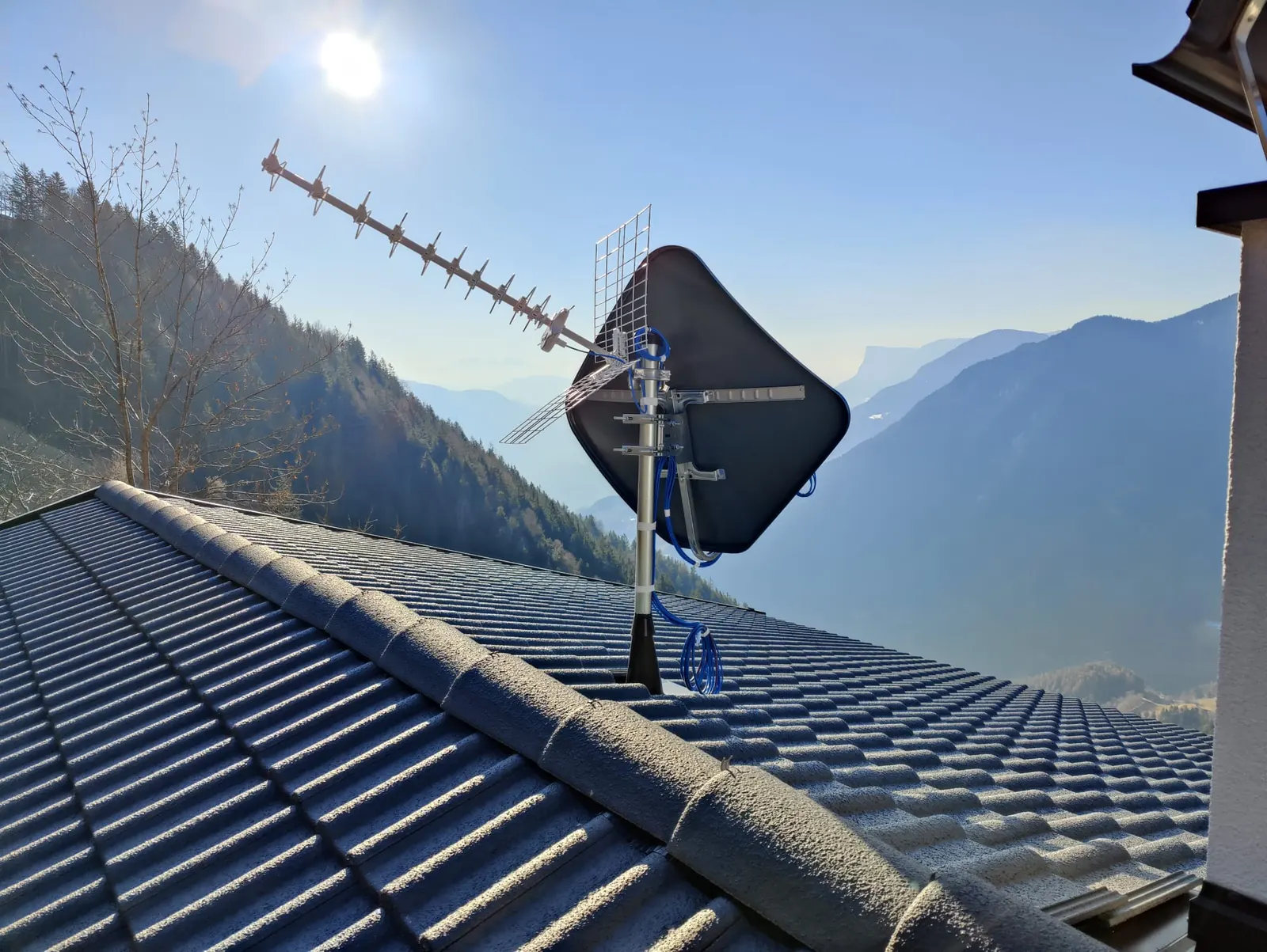 Montierte Antennenanlage vor blauem Himmel.