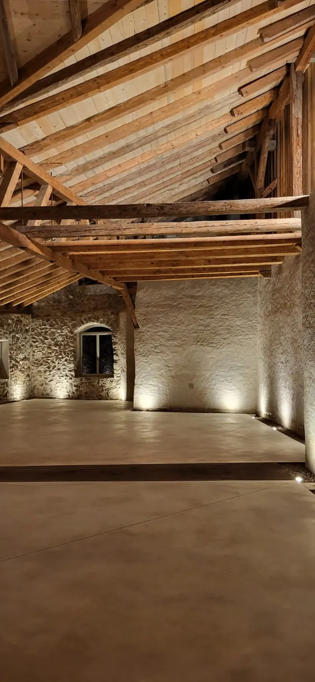 Beleuchteter Dachstuhl und Natursteinmauer, Beleuchtungsprojekt Schloss Payersberg.
