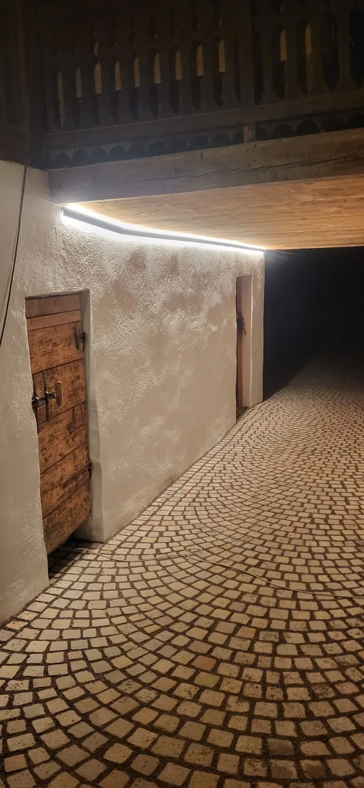 Indirekte Wandbeleuchtung an einer Natursteinmauer, Schloss Payersberg.