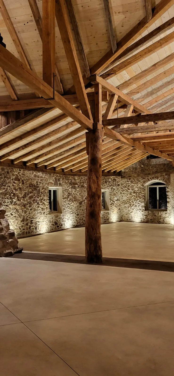Saal mit Mittelstütze und umlaufender Wandaufhellung, Schloss Payersberg bei Nacht.