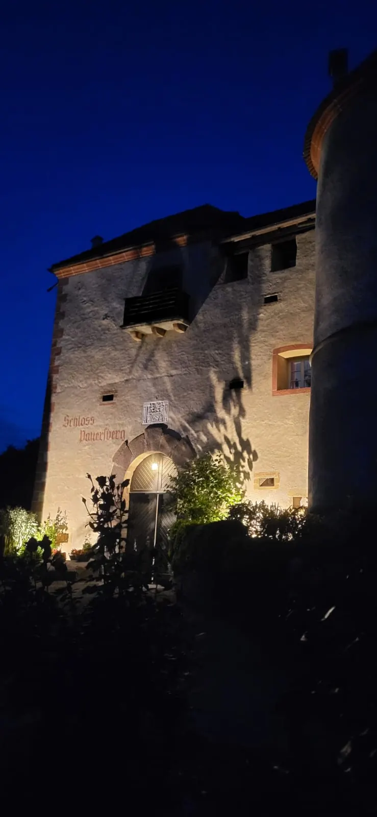 Weitere Ansicht der Beleuchtung im Schloss Payersberg.
