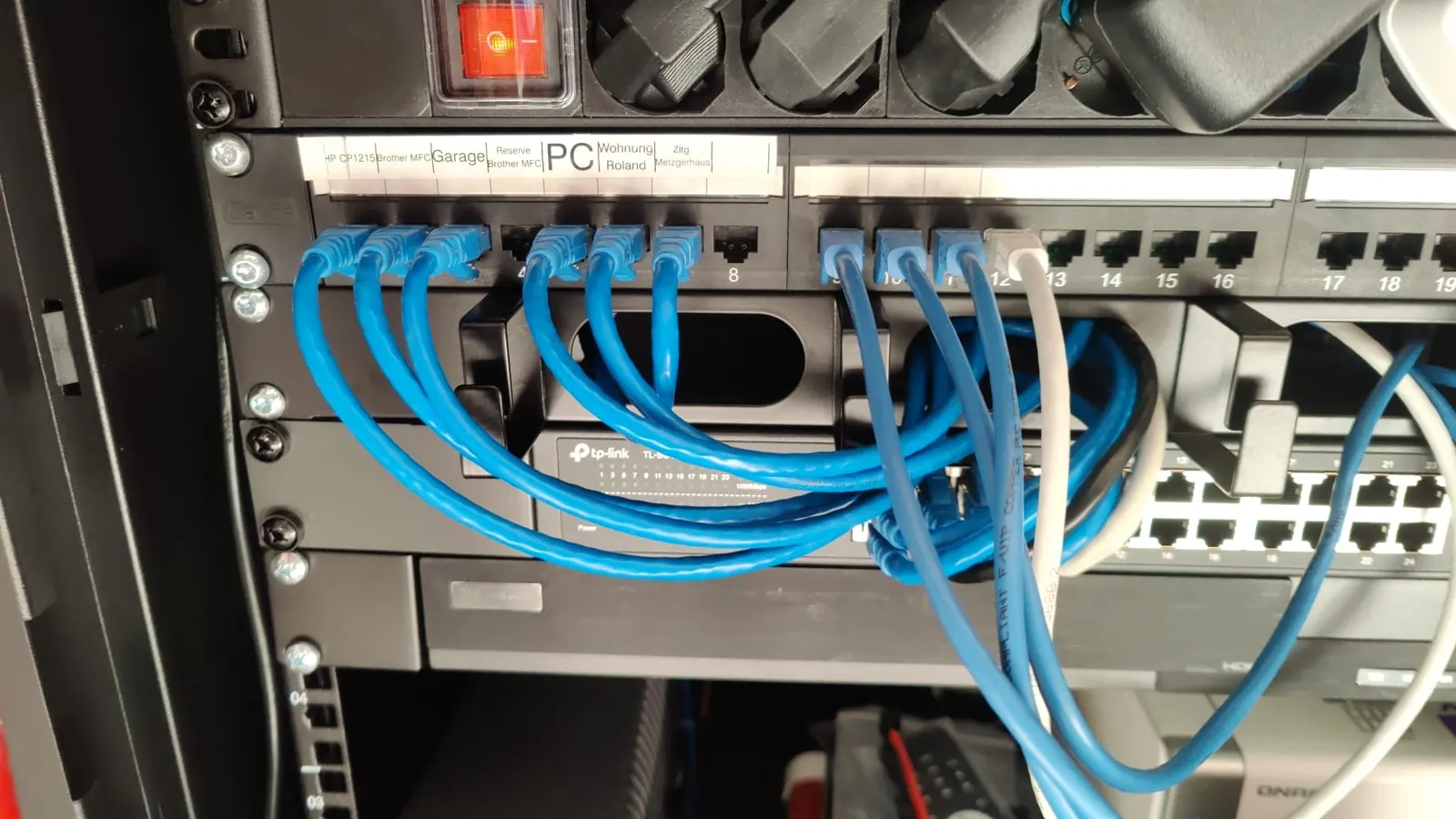 Offener Rack-Schrank mit sortierter Netzwerkverkabelung.