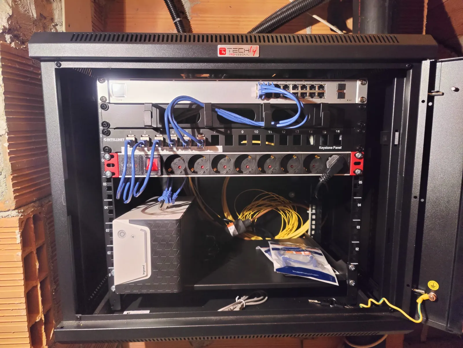 Offener Rack-Schrank mit Patchfeld.