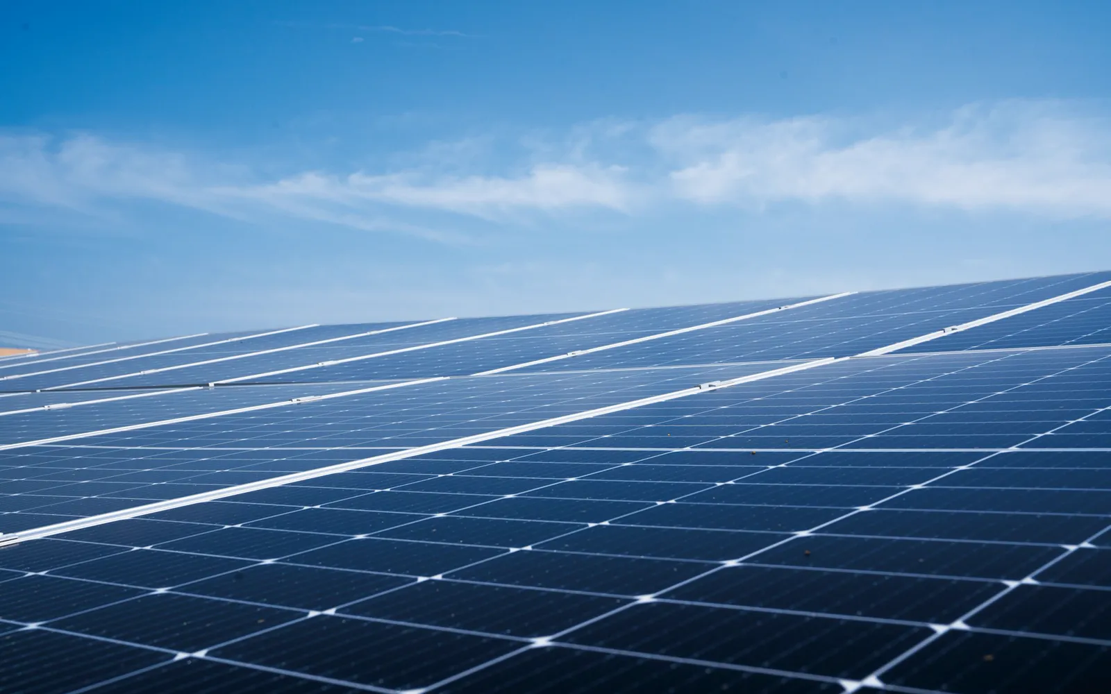 Photovoltaikmodule unter blauem Himmel, Nahaufnahme.