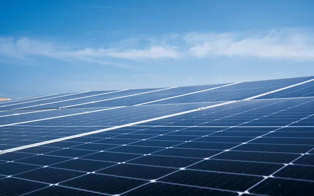 Photovoltaikmodule unter blauem Himmel (Symbolbild).