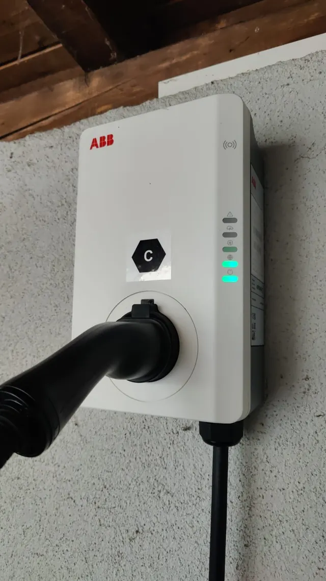 Wallbox-Ladestation an einer Hauswand montiert.