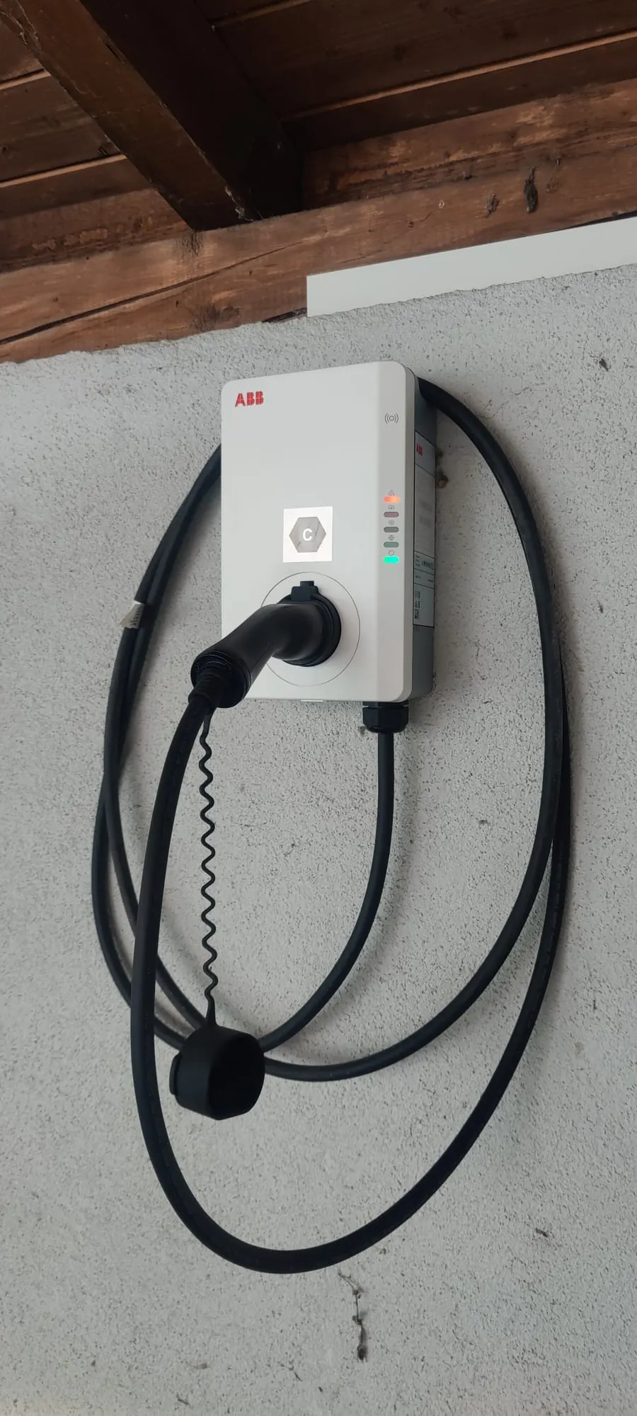 Wallbox-Ladestation mit angeschlossenem Ladekabel.