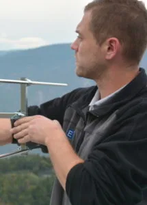 Roland Holzmann, Inhaber von ELOTEC, bei einer Montagearbeit im Freien.